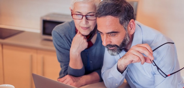 shareholder couple on a laptop